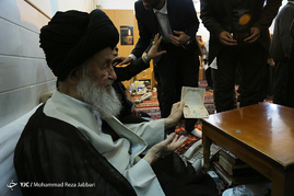 حضور آیت الله مکارم شیرازی پای صندوق اخذ رای