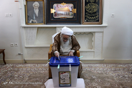 حضور آیت الله مکارم شیرازی پای صندوق اخذ رای