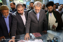 حضور آیت الله مکارم شیرازی پای صندوق اخذ رای