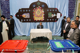 حضور آیت الله مکارم شیرازی پای صندوق اخذ رای