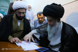 حضور آیت الله مکارم شیرازی پای صندوق اخذ رای
