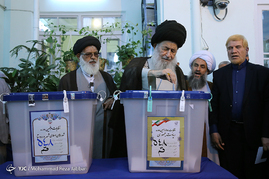 حضور آیت الله مکارم شیرازی پای صندوق اخذ رای
