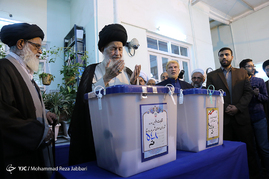 حضور آیت الله مکارم شیرازی پای صندوق اخذ رای