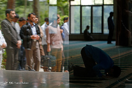 تجمع اعتراضی در دانشگاه امام صادق(ع) در پی هتک حرمت آیت الله شیخ عیسی قاسم