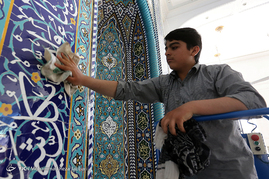 غبارروبی مساجد در آستانه ماه مبارک رمضان - قم‎