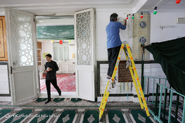 غبارروبی مساجد در آستانه ماه مبارک رمضان - قم‎