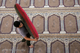 غبارروبی مساجد در آستانه ماه مبارک رمضان - قم‎