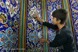 غبارروبی مساجد در آستانه ماه مبارک رمضان - قم‎