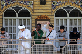 تجمع طلاب غیر ایرانی در محکومیت هتک حرمت رهبر شیعیان بحرین - قم‎‎
