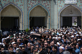 تشییع پیکر همسر آیت الله علم الهدی‎