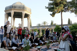 مراسم جزء خوانی قرآن کریم در آرامگاه حافظ _شیراز
