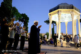 مراسم جزء خوانی قرآن کریم در آرامگاه حافظ _شیراز