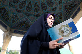 مراسم جزء خوانی قرآن کریم در آرامگاه حافظ _شیراز