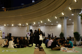 سفره افطار در ایوان انتظار