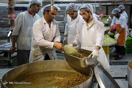 آماده سازی غذای متبرک در مهمانسرای جدید حرم رضوی
