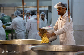 آماده سازی غذای متبرک در مهمانسرای جدید حرم رضوی

