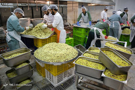 آماده سازی غذای متبرک در مهمانسرای جدید حرم رضوی
