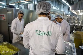 آماده سازی غذای متبرک در مهمانسرای جدید حرم رضوی

