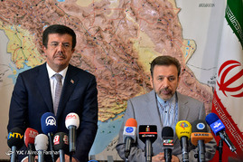 محمود واعظی وزیر ارتباطات روز یکشنبه با نیهات زیپچی، وزیر اقتصاد جمهوری ترکیه در محل وزارت ارتباطات و فناوری اطلاعات دیدار کرد.