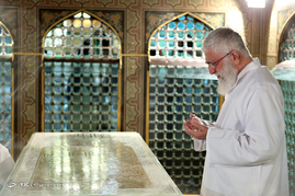 غبار روبی مضجع مطهر حضرت امام رضا (علیه‌السلام) با حضور رهبر انقلاب