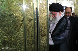 غبار روبی مضجع مطهر حضرت امام رضا (علیه‌السلام) با حضور رهبر انقلاب