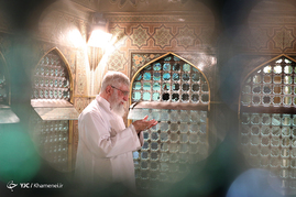 غبار روبی مضجع مطهر حضرت امام رضا (علیه‌السلام) با حضور رهبر انقلاب