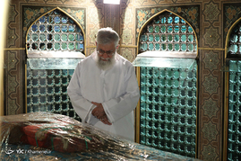 غبار روبی مضجع مطهر حضرت امام رضا (علیه‌السلام) با حضور رهبر انقلاب