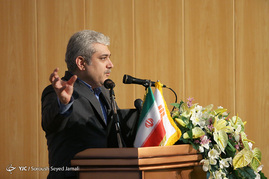 ستاری معاون علمی و فناوری ریاست جمهوری در مراسم رونمایی از موتور ملی سه سیلندر