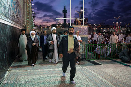 اقامه نماز جماعت مغرب و عشاء به امامت آیت الله نوری همدانی در حرم رضوی