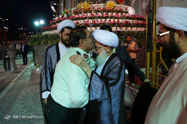 اقامه نماز جماعت مغرب و عشاء به امامت آیت الله نوری همدانی در حرم رضوی