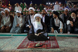 اقامه نماز جماعت مغرب و عشاء به امامت آیت الله نوری همدانی در حرم رضوی