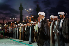 اقامه نماز جماعت مغرب و عشاء به امامت آیت الله نوری همدانی در حرم رضوی