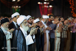 اقامه نماز جماعت مغرب و عشاء به امامت آیت الله نوری همدانی در حرم رضوی