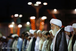 اقامه نماز جماعت مغرب و عشاء به امامت آیت الله نوری همدانی در حرم رضوی