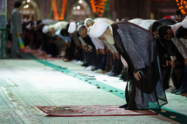 اقامه نماز جماعت مغرب و عشاء به امامت آیت الله نوری همدانی در حرم رضوی