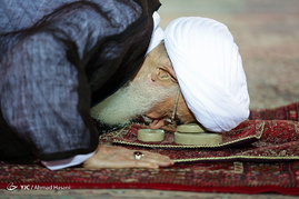 اقامه نماز جماعت مغرب و عشاء به امامت آیت الله نوری همدانی در حرم رضوی