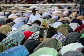 اقامه نماز جماعت مغرب و عشاء به امامت آیت الله نوری همدانی در حرم رضوی
