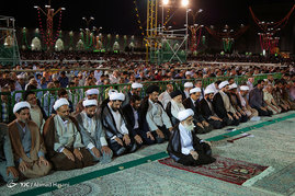 اقامه نماز جماعت مغرب و عشاء به امامت آیت الله نوری همدانی در حرم رضوی