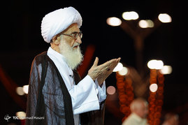 اقامه نماز جماعت مغرب و عشاء به امامت آیت الله نوری همدانی در حرم رضوی