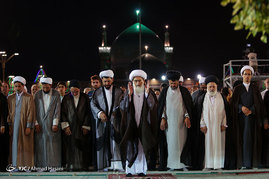 اقامه نماز جماعت مغرب و عشاء به امامت آیت الله نوری همدانی در حرم رضوی