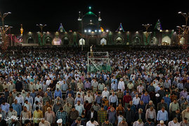 اقامه نماز جماعت مغرب و عشاء به امامت آیت الله نوری همدانی در حرم رضوی
