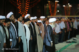 اقامه نماز جماعت مغرب و عشاء به امامت آیت الله نوری همدانی در حرم رضوی