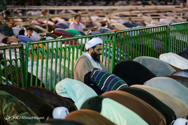 اقامه نماز جماعت مغرب و عشاء به امامت آیت الله نوری همدانی در حرم رضوی