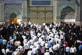 تشرف میهمانان ویژه امام رضا (ع) در قالب طرح معین الضعفا به حرم مطهر رضوی