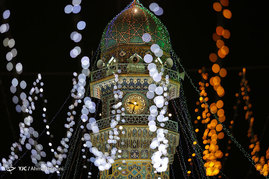 آذین بندی حرم مطهر رضوی در شب ولادت حضرت رضا(ع)