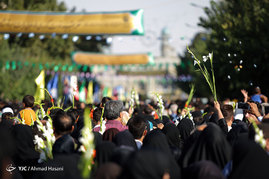 گلباران حرم مطهر رضوی در شب میلاد امام رضا (ع)