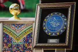 مراسم اهداء توپ طلای مهدی طارمی به آستان قدس رضوی