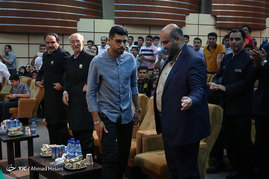 مراسم اهداء توپ طلای مهدی طارمی به آستان قدس رضوی