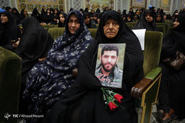 آیین تجلیل از خانواده شهیدان «حججی» و «مشلب» در حرم مطهر رضوی