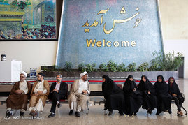 استقبال از پدر و مادر شهید فرانسوی کمال کورسل در فرودگاه مشهد